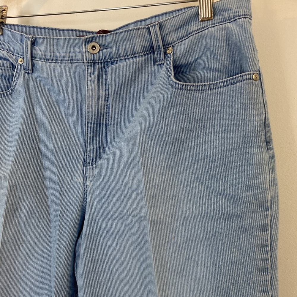 Women’s Gloria Vanderbilt Amanda Jeans Size 16 Short Light Blue White Pinstripe - Picture 2 of 6